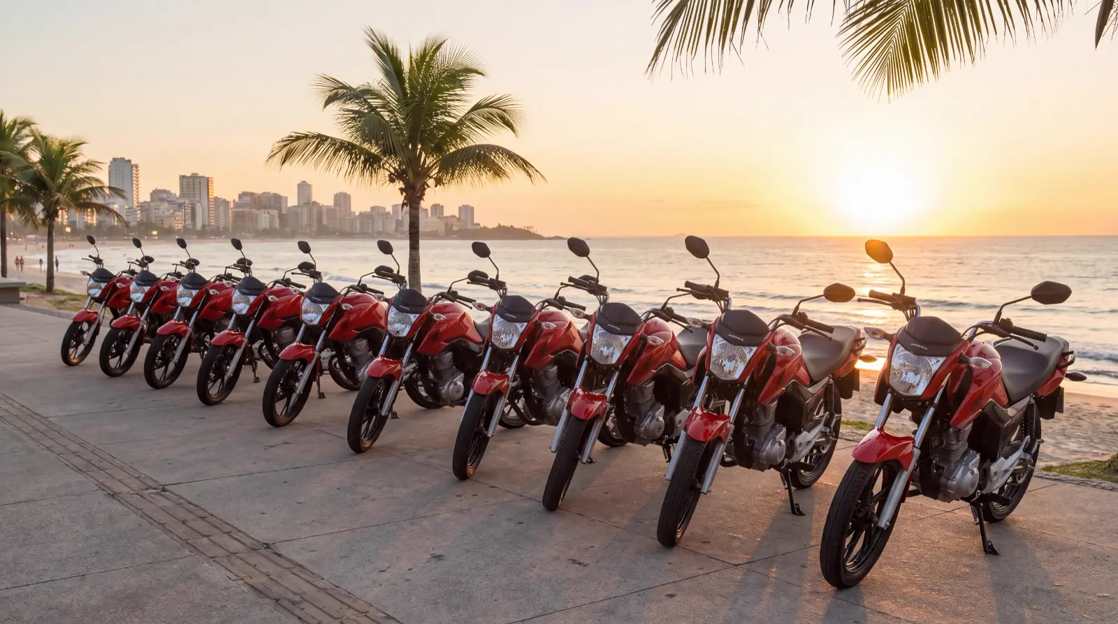 Motos Honda CG 160 Start enfileiradas na orla de Fortaleza ao pôr do sol